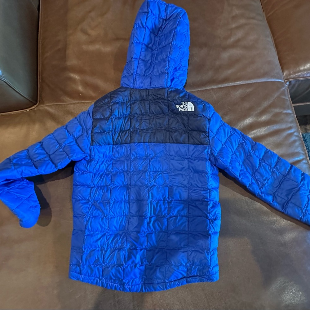 The North Face Blue and Black Hooded Kids Puffer Jacket - Picture 2 of 3